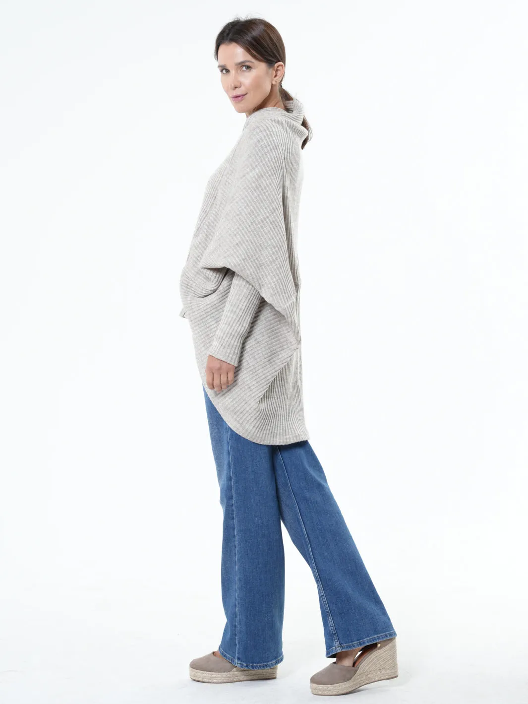 Extravagant Cardigan With Front Zipper In Beige