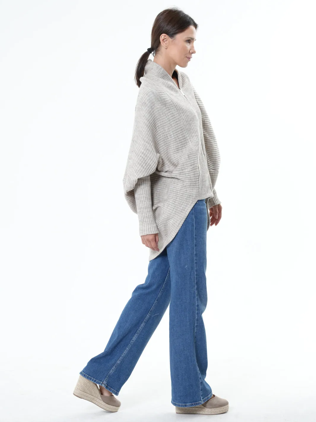 Extravagant Cardigan With Front Zipper In Beige
