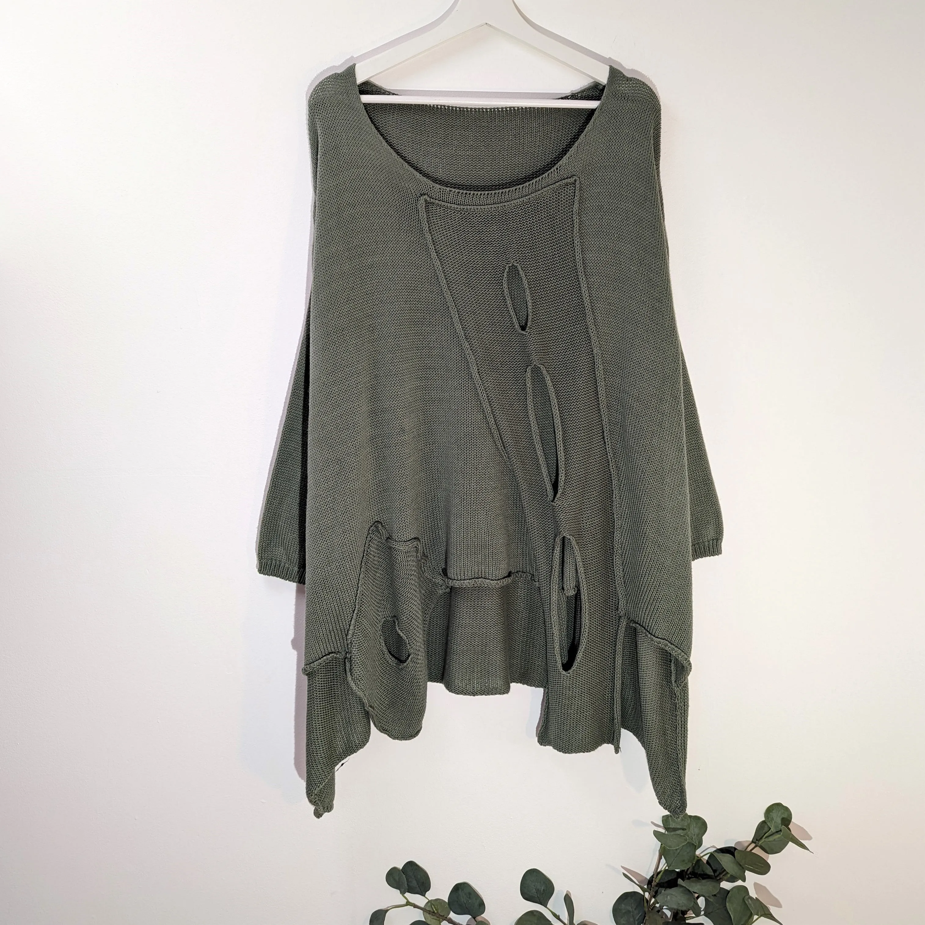 Fashionable holey cotton jumper with side pocket detail