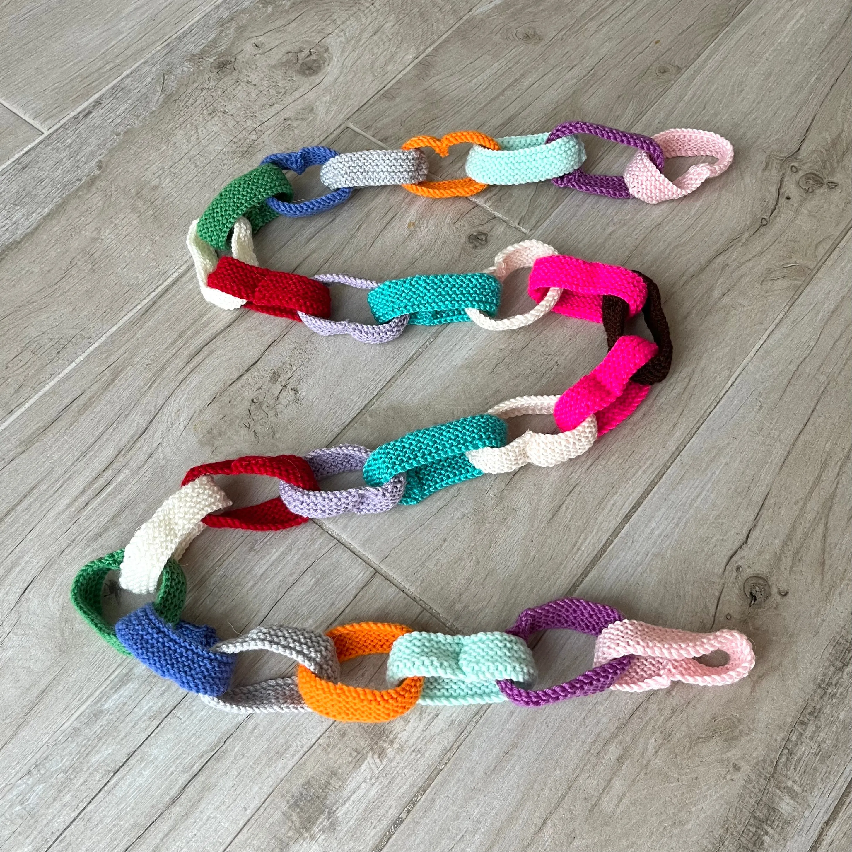Knitted ‘Paper’ Chain 1