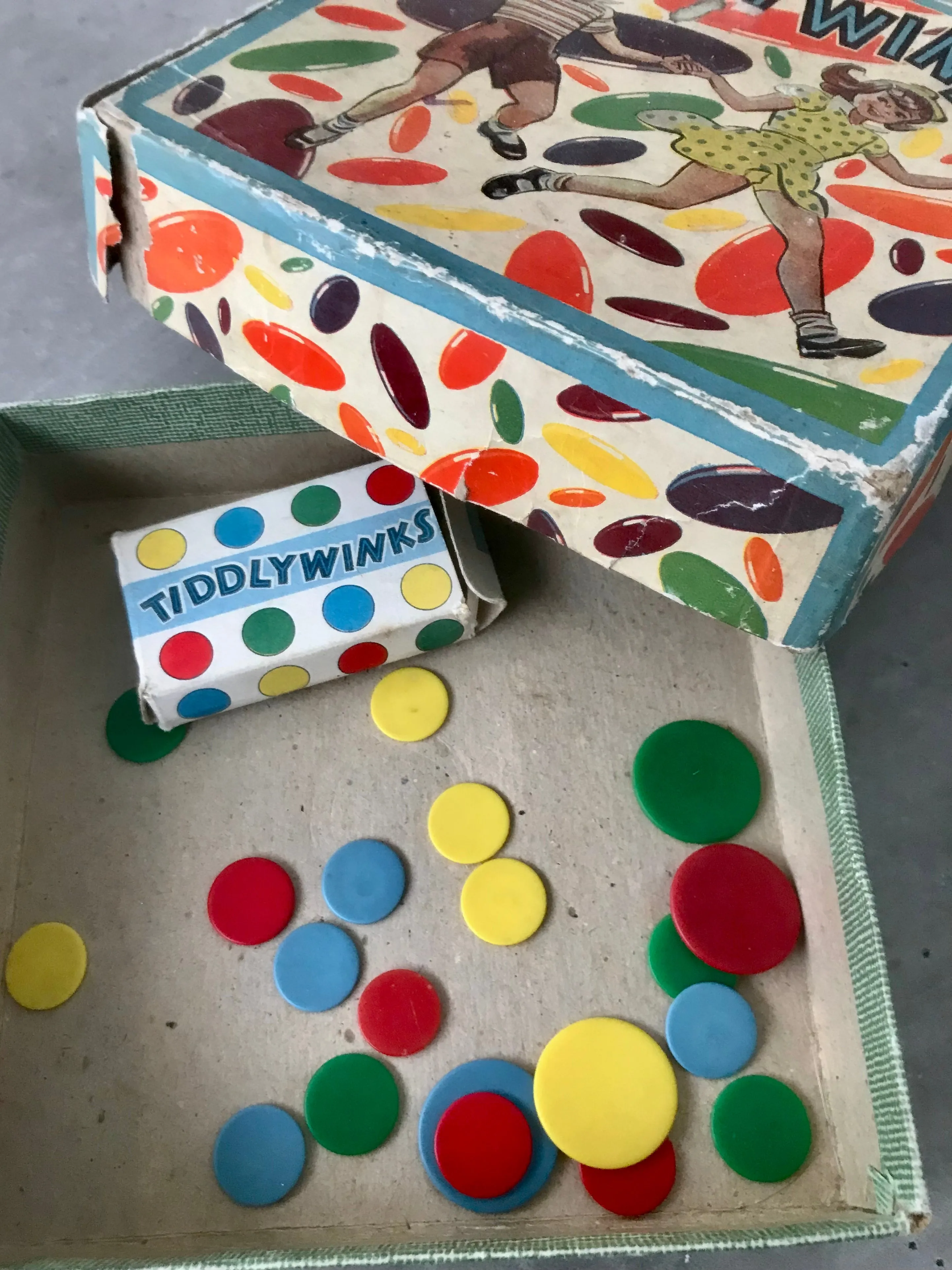 Vintage 1950's traditional tiddlywinks game